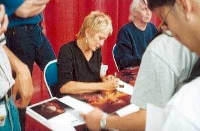 Joanna Cassidy signe des autographes 