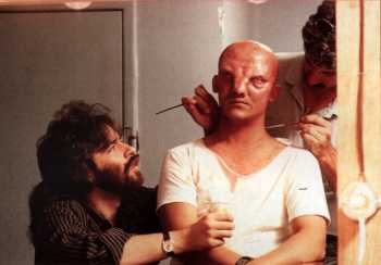 Rob Bottin en plein travail de maquillage